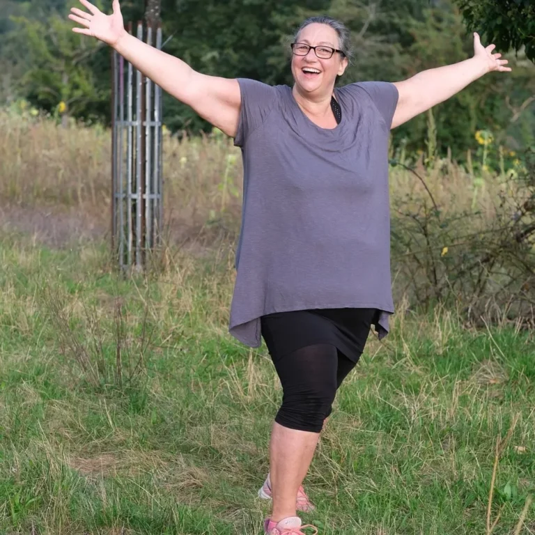 Anja Liedtke öffnet die Arme weit und heißt alle herzliche willkommen