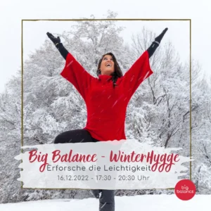 Frau mit rotem Pullover in Winterlandschaft macht Yoga